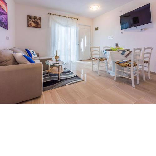 Renoviertes Apartment mit Meerblick, Fitnessraum, Babybett, Grillbereich