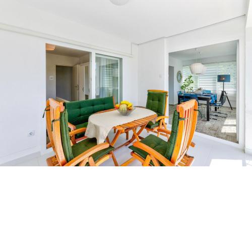 Renoviertes, modernes Apartment nur 200 Meter zum Strand mit Meerblick, Waschmaschine, Grill