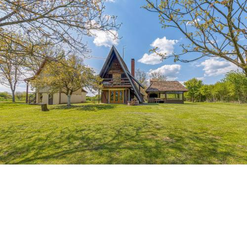 Riverside House With Hot Tub - Happy Rentals