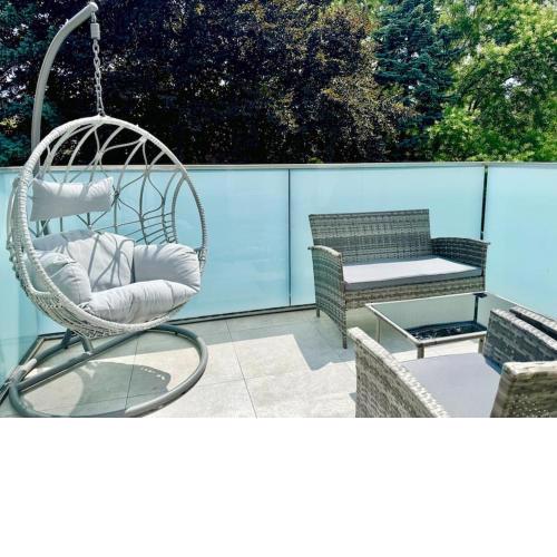 Rooftop Apartment with Balcony & Free Parking