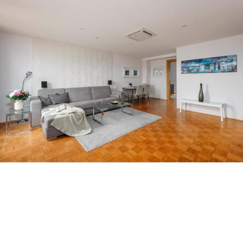 ROY 2 bdr Apartment with Prague Castle View, Parking & AC