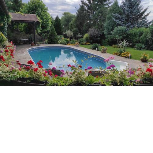ROYAL GARDEN APARTMENTS ***