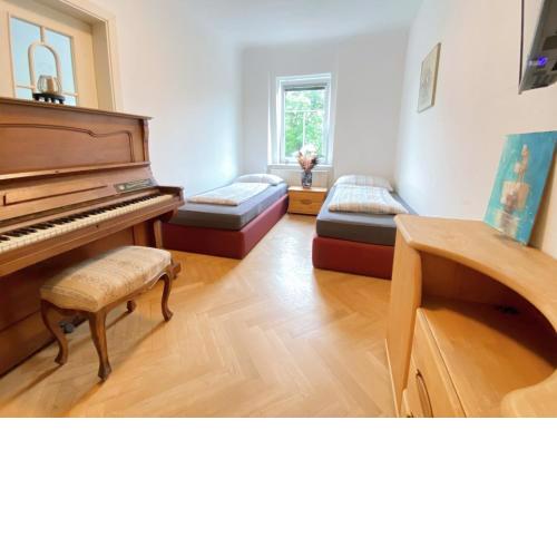 Royal Retreat Hostel - Steps from Schönbrunn Palace!!
