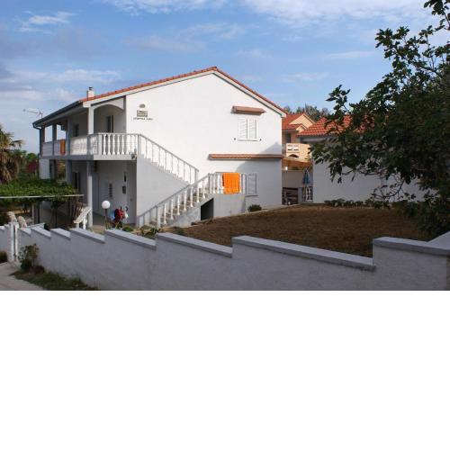 Ruhige Ferienwohnung mit Balkon und Terrasse