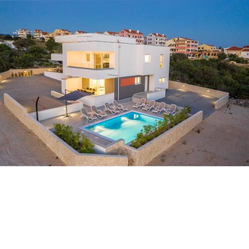 Sanda luxury apartment with pool