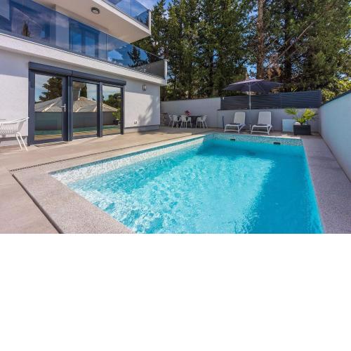 Sandstrandnahe Unterkunft mit Pool