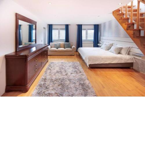 Scenic Rooftop flat with Terrace