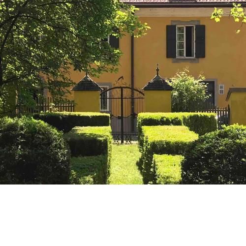 Schloss mit eigenem Garten & Parkplatz