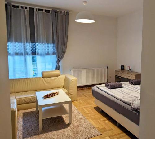 Schönbrunn Palace Apartments FREE Parking and 24h Check-In