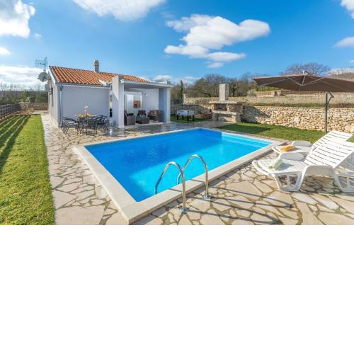 Schönes Ferienhaus in Rakalj mit Großem Pool