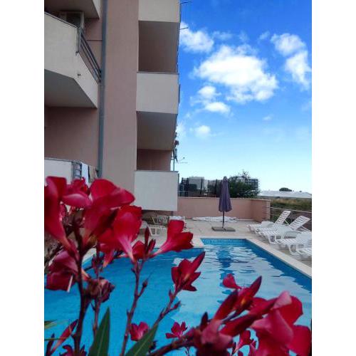 Sea view apartment with swimming pool near beach