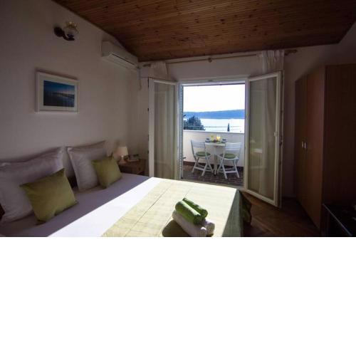 SEA VIEW STUDIO with kitchen, balcony& aircon