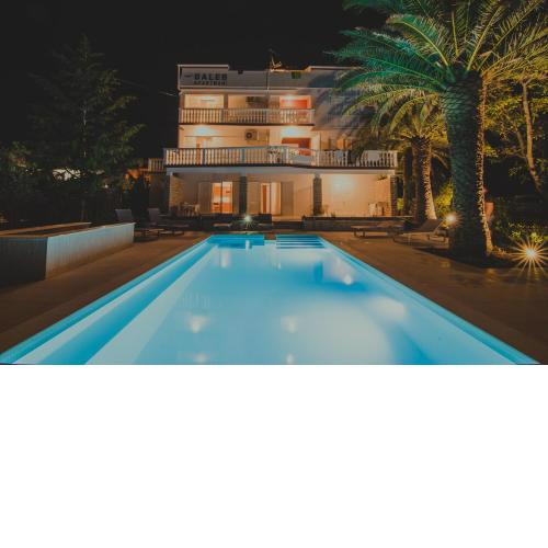 Seagull Pool Apartments & Studios