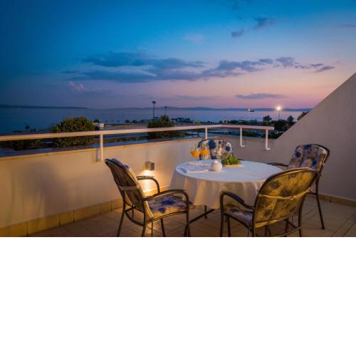 Seaside Apartment Gold 1row