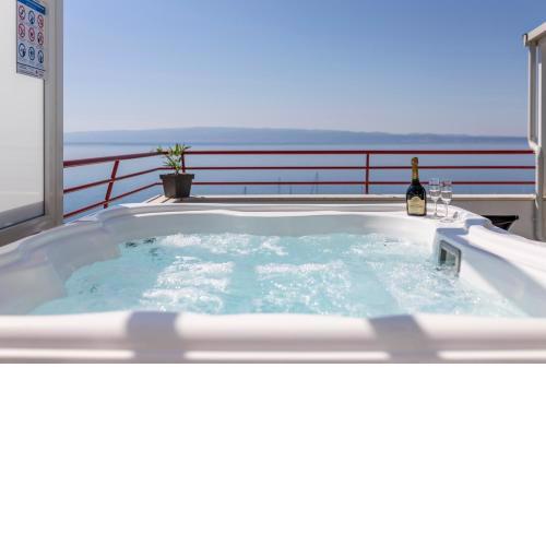 Seaside Penthouse with Hot Tub SKY LIVING