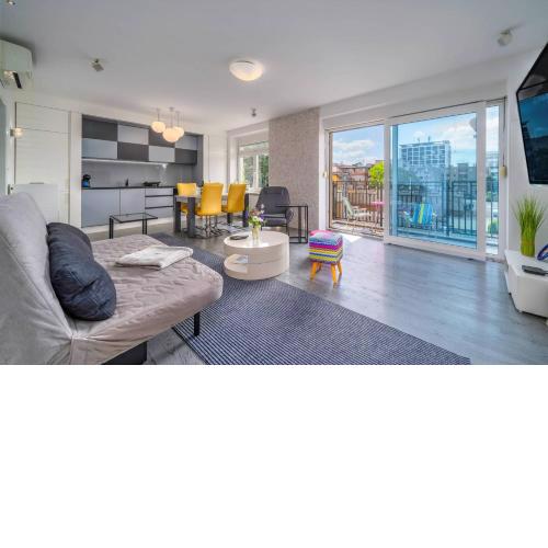 Silver Apartment With Hot Tub And Balcony - Happy Rentals