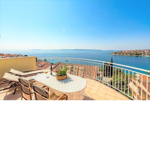 Six-bedroom villa with Sea View NL