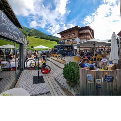 SKILL Mountain Lodge - Ski und Bike Hostel im Sommer mit JOKER CARD