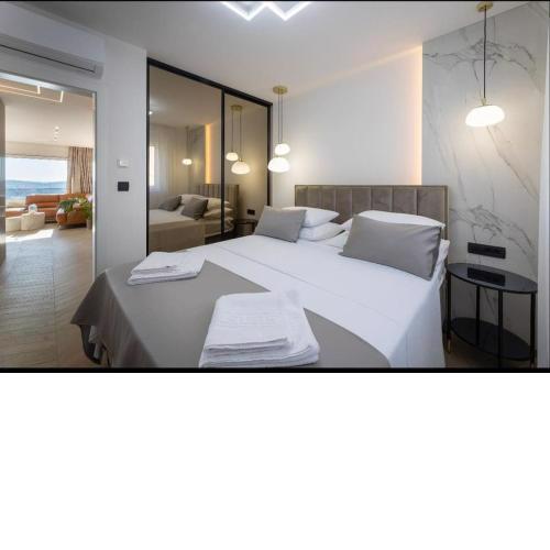Sky high Sea view lux apartment