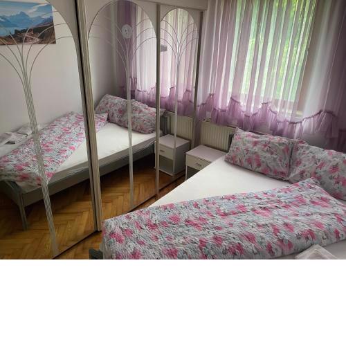 Slatka sobica za dvoje sa upotrebom zajednicke kuhinje i kupaonice