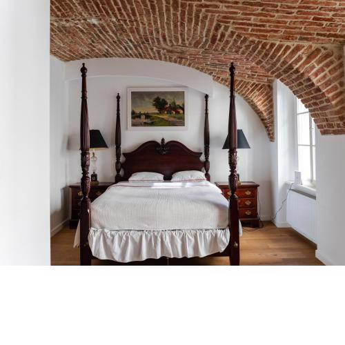Spacious 1BR-2BA Old-Town Condo