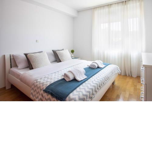 Spacious 2BDR Apartment with a Cute Balcony