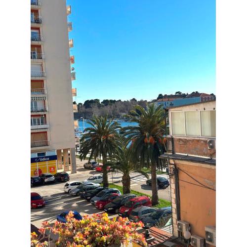 Spacious 3BDR App in Center "Sunny Bayside"