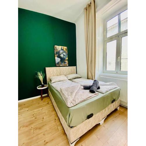 Spacious 8BR Apartment- 7 min to Hauptbahnhof