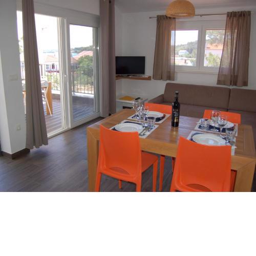 Spacious Apartment in Veli Rat with Courtyard