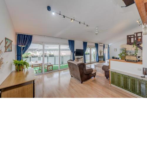 Spacious apartment w three balconies and parking