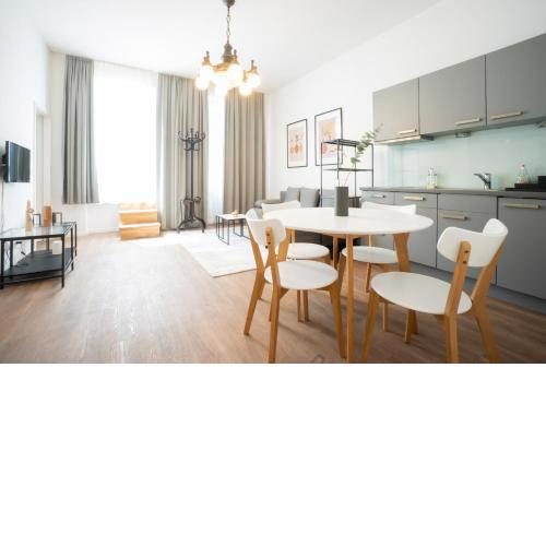 Spacious apartment with huge shared terrace and grill located between city centre and Donau river