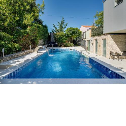 Spacious apartment with private heated pool, Diklo