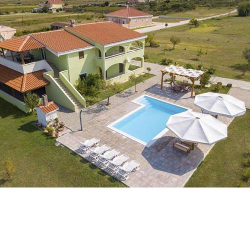 Spacious apartment with swimming pool