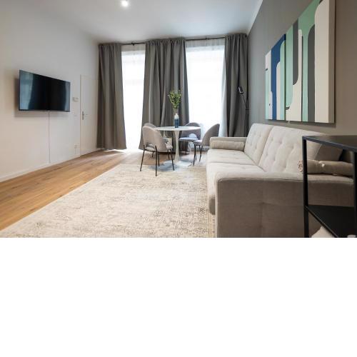 Spacious cosy apartment with a balcony and a king-size bed 15 minutes away from Stephansdom