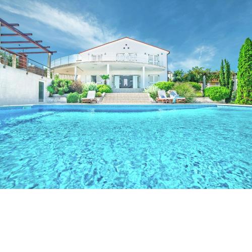 Spacious detached villa with pool