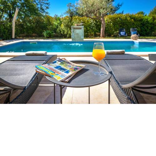 Spacious holiday house - pool / jacuzzi / sauna / playground / 8+2