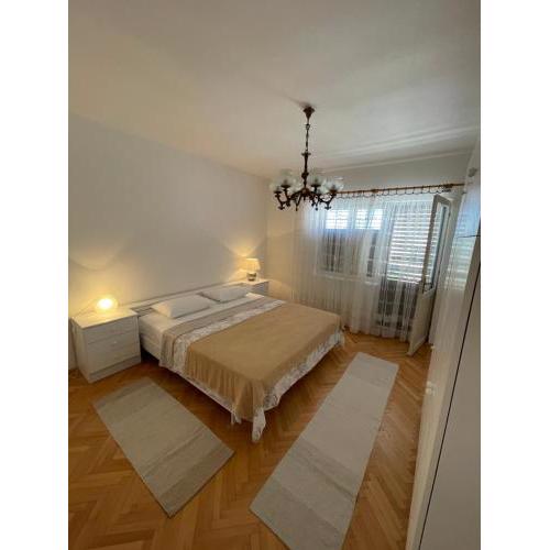 Spacious retro 3-bedroom home 130m2 in Zadar, Puntamika Borik beach area