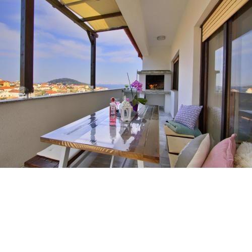 Spacious, two terrace Sunnyside apartment w amazing view