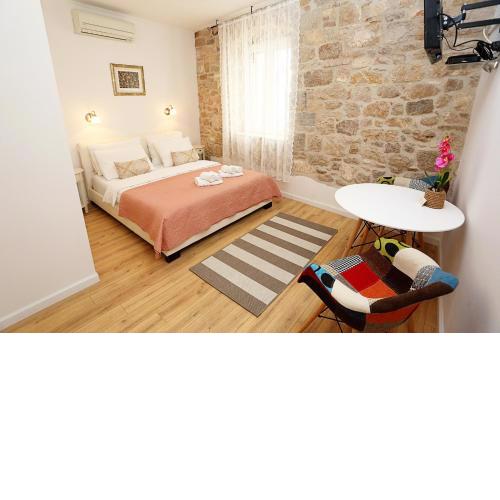 Split Old Town Suites