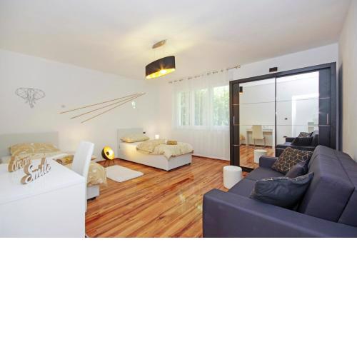 Split Symphony Veranda: Modern, new Apartment (4+1), 5 min walk to ˝Firule˝ SAND BEACH, 12 min walk to CITY CENTER