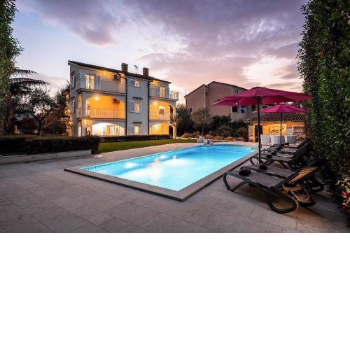 Standnahe Villa mit Pool, Meerblick und Pool