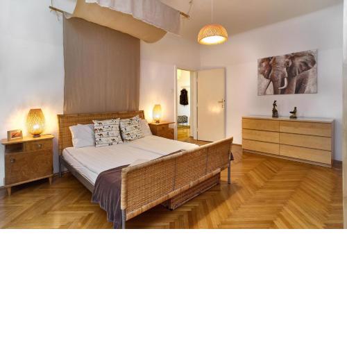 State Opera Alley Lodge