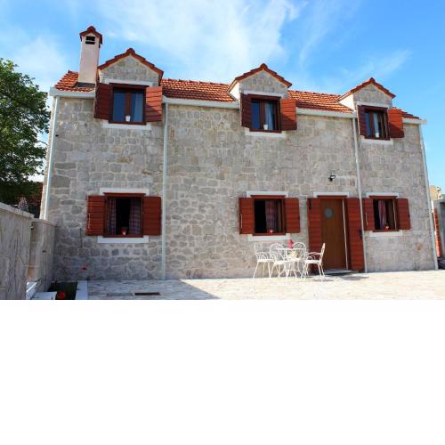Stone cottage Aria