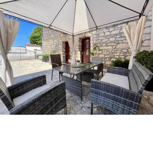 Stone House Mia