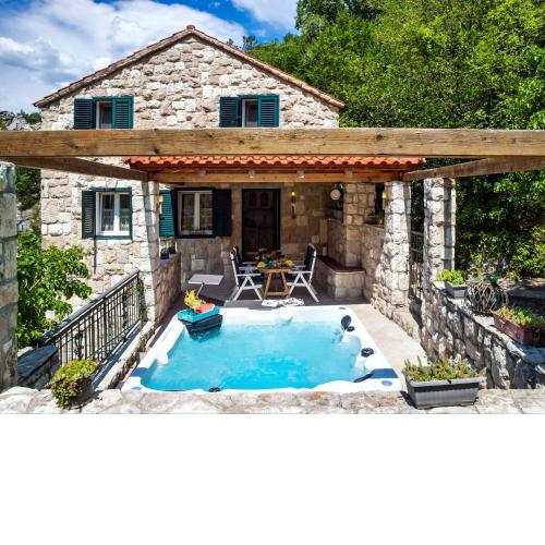Stonehouse Korlat with open-air jacuzzi