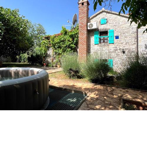 Stonehouse Zena with outdoor Kitchen and Garden