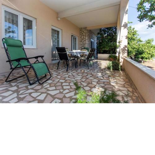 Strandnahe Ferienwohnung Jure mit großer Terrasse