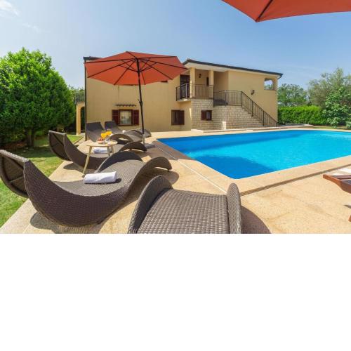Strandnahe Ferienwohnung Marea mit Pool und Garten