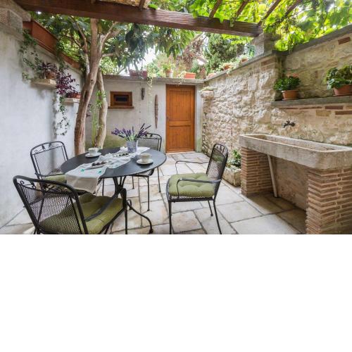 Strandnahes Apartment inmitten der Altstadt mit mediterranem Garten - nur 150 Meter zum Meer