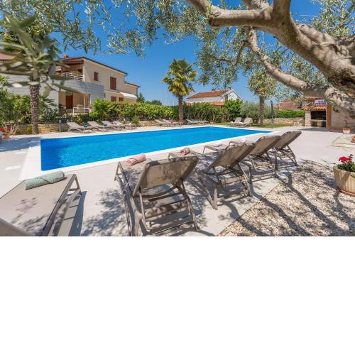 Strandnahes Apartment mit 60m2 grossem Pool, BBQ, Liegen, nur 800 Meter zum Strand